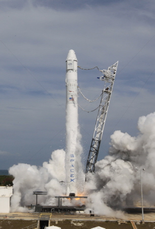 Falcon 9 rocket engine static test